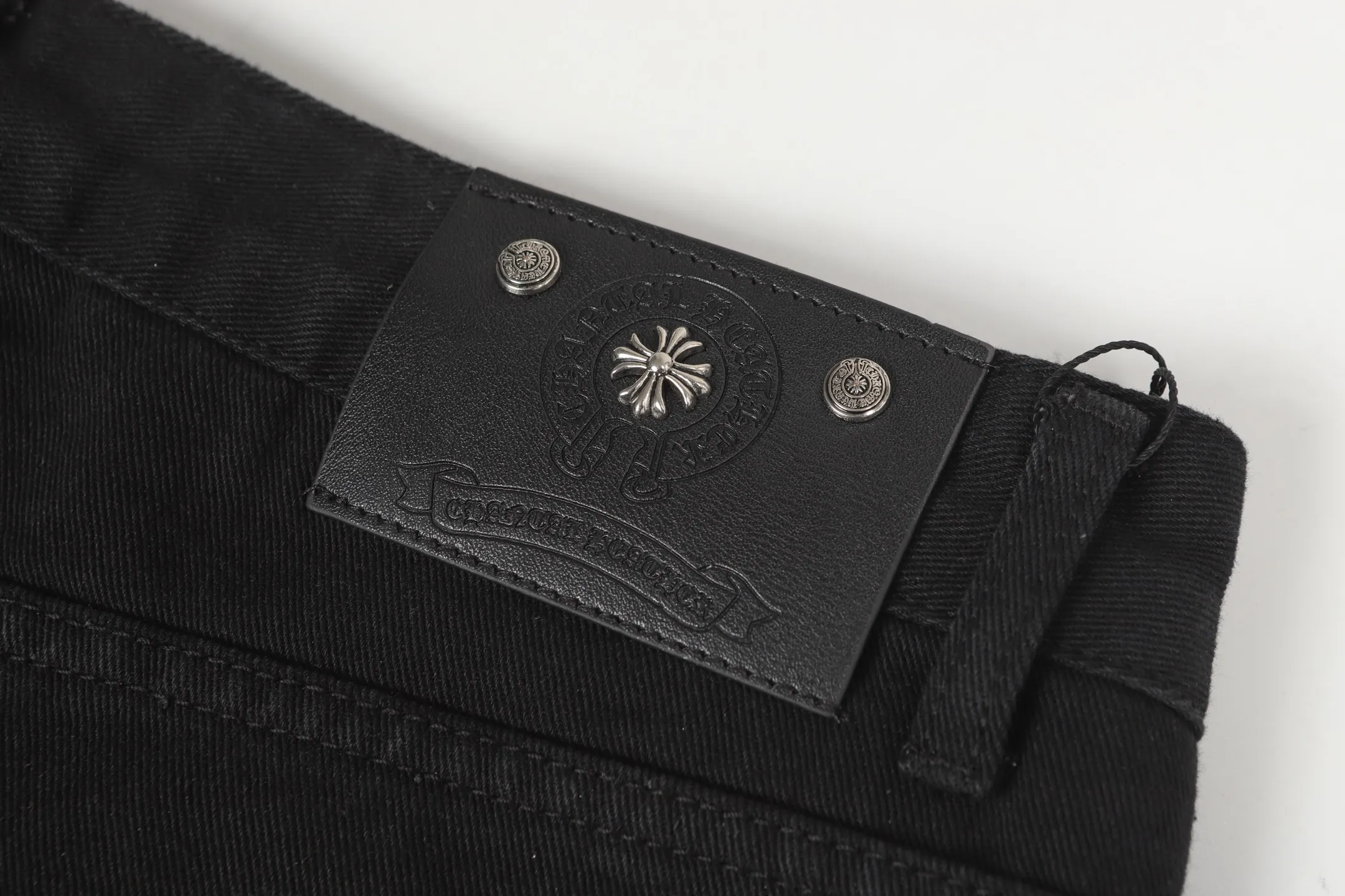 P260 Cross-border model, please do not place an order if you are pursuing quality -Chrome Hearts/Chrome Heart Cross✝️Applied leather embroidered washed jeans, trousers and casual pants -High weight, high density and high quality. The wool is soft, delicate and skin-friendly. It feels soft and silky. It has excellent warmth and skin-friendly properties. -Size: 28 30 32 34 36
